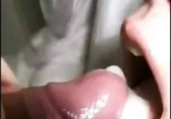 Młoda seksowna dziewczyna masturbuje filmy erotyczne lizanie się