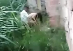 Szczupła dziewczyna palce, cipka cipki do lizania i dupa